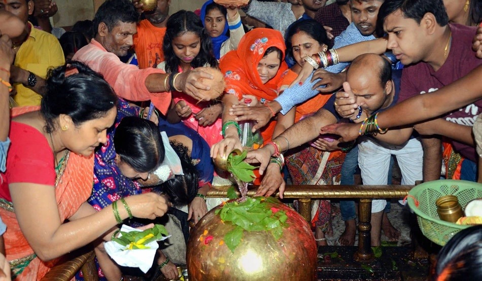 આ રીતે રુદ્રાભિષેક તમારા શત્રુઓનો નાશ કરશે અને તમને શાશ્વત લક્ષ્મી મળશે! જાણો રુદ્રાભિષેકના નિયમો